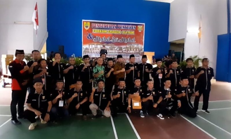 Pengurus Forum Komunikasi (Forkom) Sragen - Batam resmi dikukuhkan Ki Lurah Punggowo Soerya Respationo melalui Ki Carik Sulistyana dan disaksikan secara langsung Ketua Umum Forkom warga se-Jawa Tengah di Kota Batam, Nuryanto di Aula Gedung Olahraga Sei Jodoh, pada Minggu (11/6/2023) siang. Foto:INIKEPRI.COM 