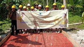 Masyarakat menyampaikan ucapan terima kasih kepada Cen Sui Lan atas pembangunan jalan 2 desa di Natuna. Foto: Istimewa
