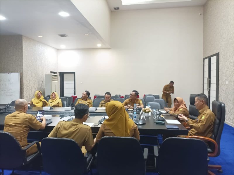 Wali kota Tanjungpinang, Hj. Rahma, S.IP.,M.M, menghadiri rapat koordinasi pengendalian inflasi tahun 2023 melalui zoom meeting bersama Kemendagri. Foto: Diskominfo Tanjungpinang 