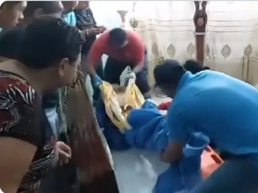 Tubuh Bella Montoya, 76, saat diangkat dari peti mati setelah disebut hidup lagi ketika prosesi pemakaman. Foto: Istimewa