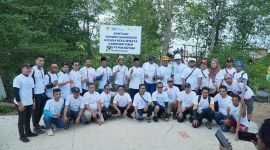 PT PLN (Persero) melalui anak perusahaannya PT PLN Batam berkomitmen mendukung pelestarian alam dan mitigasi perubahan iklim melalui program penanaman 500 bibit mangrove di Kawasan Desa Wisata Kampung Terih,Nongsa, dalam rangka Hari Lingkungan Hidup Sedunia yang jatuh pada 5 Juni 2023 lalu. Foto: PLN Batam untuk INIKEPRI.COM 