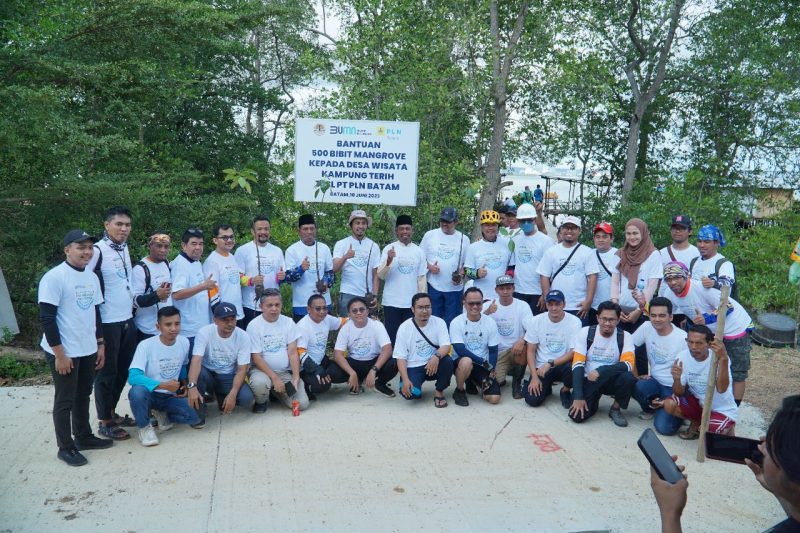 PT PLN (Persero) melalui anak perusahaannya PT PLN Batam berkomitmen mendukung pelestarian alam dan mitigasi perubahan iklim melalui program penanaman 500 bibit mangrove di Kawasan Desa Wisata Kampung Terih,Nongsa, dalam rangka Hari Lingkungan Hidup Sedunia yang jatuh pada 5 Juni 2023 lalu. Foto: PLN Batam untuk INIKEPRI.COM 