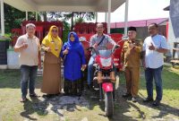 Wali Kota Kota Tanjungpinang, Hj. Rahma, S.IP.,M.M, menyerahkan bantuan berupa tenda, kursi dan kaisar kepada RT/RW Kelurahan Kamboja di aula Kecamatan Tanjungpinang Barat , Selasa (13/6/2023). Foto: Diskominfo Tanjungpinang
