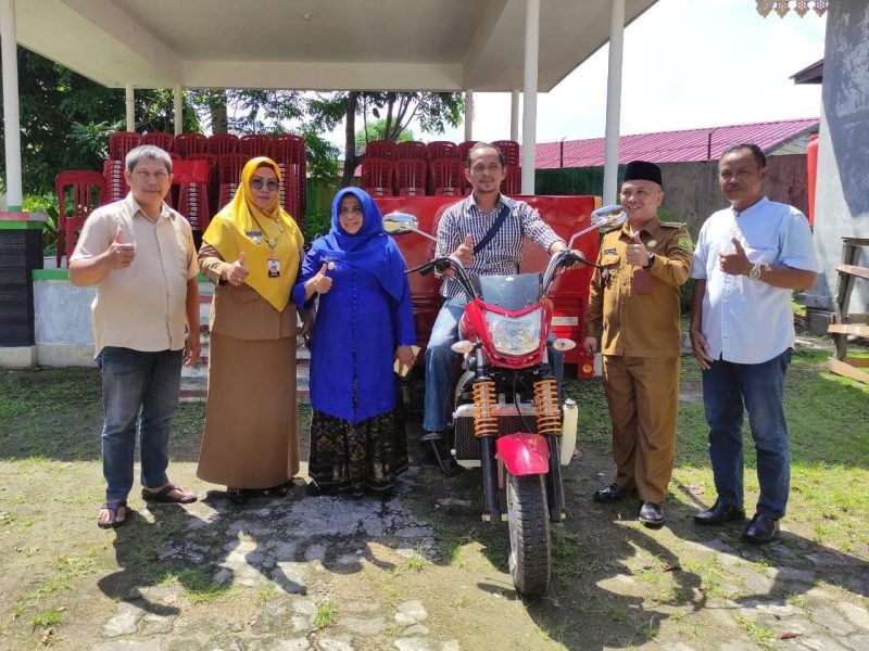 Wali Kota Kota Tanjungpinang, Hj. Rahma, S.IP.,M.M, menyerahkan bantuan berupa tenda, kursi dan kaisar kepada RT/RW Kelurahan Kamboja di aula Kecamatan Tanjungpinang Barat , Selasa (13/6/2023). Foto: Diskominfo Tanjungpinang