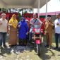 Wali Kota Kota Tanjungpinang, Hj. Rahma, S.IP.,M.M, menyerahkan bantuan berupa tenda, kursi dan kaisar kepada RT/RW Kelurahan Kamboja di aula Kecamatan Tanjungpinang Barat , Selasa (13/6/2023). Foto: Diskominfo Tanjungpinang 
