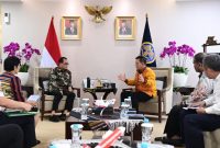 Gubernur Kepulauan Riau, H. Ansar Ahmad, dan Bupati Karimun, Aunur Rafiq, melakukan pertemuan penting dengan Menteri Perhubungan, Budi Karya Sumadi, di Jakarta (12/6). Foto: Diskominfo Kepri 