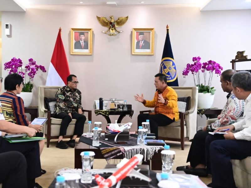 Gubernur Kepulauan Riau, H. Ansar Ahmad, dan Bupati Karimun, Aunur Rafiq, melakukan pertemuan penting dengan Menteri Perhubungan, Budi Karya Sumadi, di Jakarta (12/6). Foto: Diskominfo Kepri 