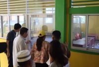 Cen Sui Lan bersama Rudy Chua dan Reni Yang meninjau ruang kelas yang bisa digunakan untuk belajar bagi siswa SMKN 1 Tanjungpinang saat Kundapil, akhir Mei 2023 lalu. Foto: yen/suaraserumpun.com