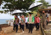 Anggota DPR RI dari Partai Golkar Dapil Kepulauan Riau Cen Sui Lan saat berkunjung ke Desa Tiangau, Kabupaten Anambas, didampingi H Abdul Haris Bupati Anambas, Hadi Candra Anggota DPRD Provinsi Kepri Fraksi Golkar Dapil Anambas-Natuna. Foto: Istimewa 