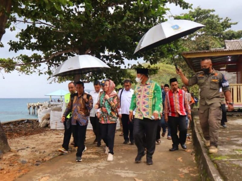 Anggota DPR RI dari Partai Golkar Dapil Kepulauan Riau Cen Sui Lan saat berkunjung ke Desa Tiangau, Kabupaten Anambas, didampingi H Abdul Haris Bupati Anambas, Hadi Candra Anggota DPRD Provinsi Kepri Fraksi Golkar Dapil Anambas-Natuna. Foto: Istimewa 