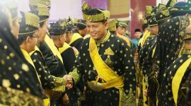 Gubernur Kepulauan Riau H. Ansar Ahmad selaku Ketua Dewan Pembina Lembaga Adat Melayu (LAM) Kepri mengukuhkan pengurus LAM Kepri Masa Khidmad Tahun 2022-2027, di Aula Wan Seri Beni, Tanjungpinang, Kamis (15/6). Foto: Diskominfo Kepri 