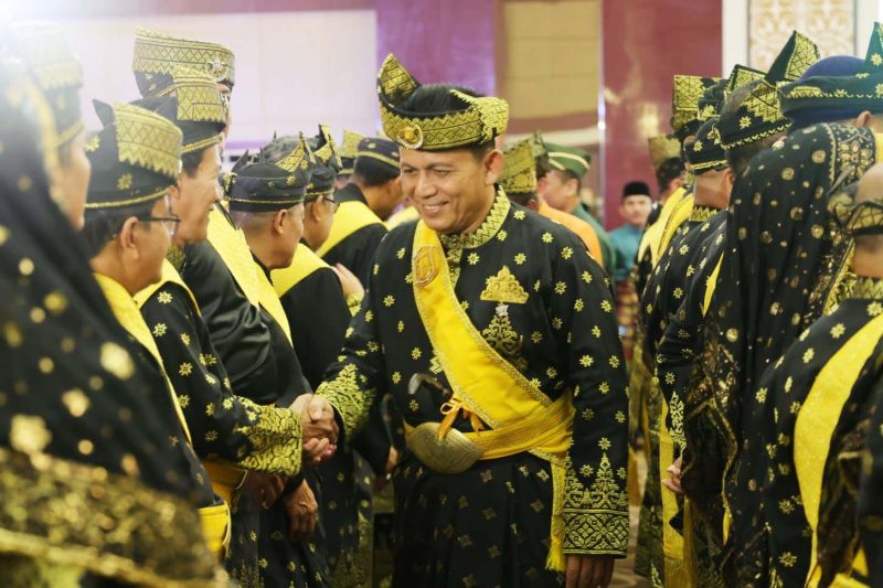 Gubernur Kepulauan Riau H. Ansar Ahmad selaku Ketua Dewan Pembina Lembaga Adat Melayu (LAM) Kepri mengukuhkan pengurus LAM Kepri Masa Khidmad Tahun 2022-2027, di Aula Wan Seri Beni, Tanjungpinang, Kamis (15/6). Foto: Diskominfo Kepri 