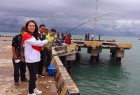 Anggota DPR RI dari Partai Golkar Dapil Kepulauan Riau Cen Sui Lan saat di Pelabuhan Moco Tanjungpinang. Foto: Istimewa 