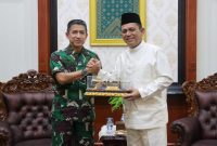 Mengakhiri masa jabatannya sebagai Komandan Pangkalan Utama TNI Angkatan Laut (Danlantamal) IV Batam, Laksamana Pertama (Laksma) TNI Kemas M. Ikhwan Madani bersilaturahmi bersama Gubernur Kepulauan Riau H. Ansar Ahmad  di Gedung Daerah Provinsi Kepulauan Riau, Tanjungpinang. Foto: Diskominfo Kepri 