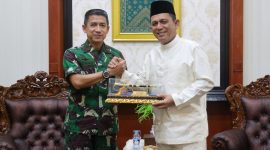 Mengakhiri masa jabatannya sebagai Komandan Pangkalan Utama TNI Angkatan Laut (Danlantamal) IV Batam, Laksamana Pertama (Laksma) TNI Kemas M. Ikhwan Madani bersilaturahmi bersama Gubernur Kepulauan Riau H. Ansar Ahmad  di Gedung Daerah Provinsi Kepulauan Riau, Tanjungpinang. Foto: Diskominfo Kepri 
