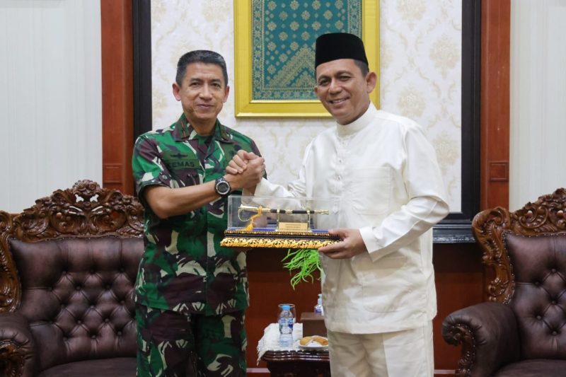 Mengakhiri masa jabatannya sebagai Komandan Pangkalan Utama TNI Angkatan Laut (Danlantamal) IV Batam, Laksamana Pertama (Laksma) TNI Kemas M. Ikhwan Madani bersilaturahmi bersama Gubernur Kepulauan Riau H. Ansar Ahmad  di Gedung Daerah Provinsi Kepulauan Riau, Tanjungpinang. Foto: Diskominfo Kepri 