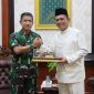 Mengakhiri masa jabatannya sebagai Komandan Pangkalan Utama TNI Angkatan Laut (Danlantamal) IV Batam, Laksamana Pertama (Laksma) TNI Kemas M. Ikhwan Madani bersilaturahmi bersama Gubernur Kepulauan Riau H. Ansar Ahmad  di Gedung Daerah Provinsi Kepulauan Riau, Tanjungpinang. Foto: Diskominfo Kepri 