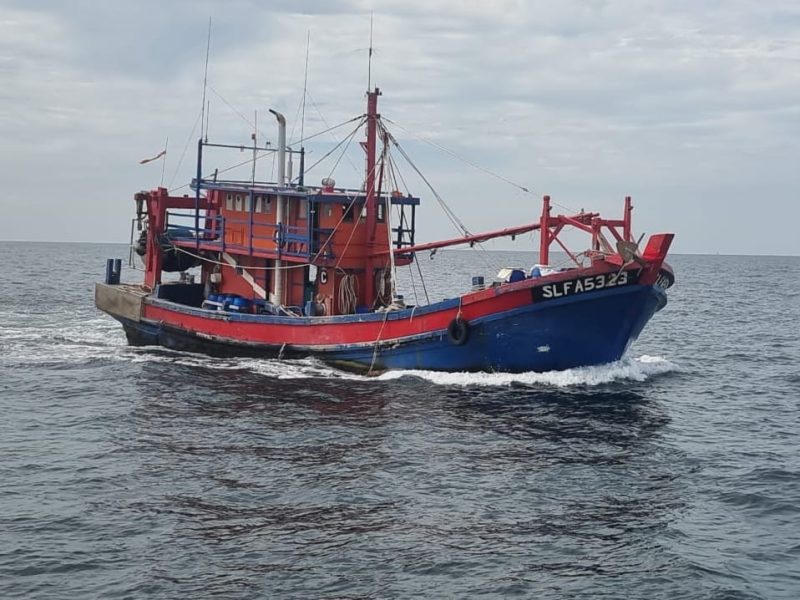 Kementerian Kelautan dan Perikanan (KKP) menangkap 1 kapal illegal fishing berbendera Malaysia pada Rabu (14/6/2023). Foto: KKP 