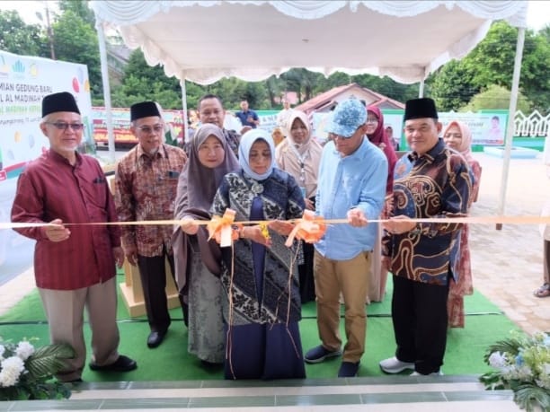 Wali Kota Tanjungpinang, Hj. Rahma, S.IP.,M.M, meresmikan gedung baru Raudhatul Athfal (RA) Al Madinah yang terletak di Jalan Merpati Batu 11, Kecamatan Tanjungpinang Timur, Sabtu (17/6/2023). Foto: Diskominfo Tanjungpinang
