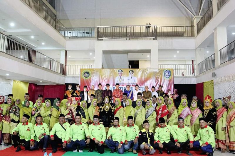 Wakil Wali Kota Batam Amsakar Achmad menghadiri pelantikan pengurus Perkumpulan Suku Tanjuang Batam (PTSB) asal Sumatera Barat Masa Bhakti 2023-2028 di Kepri Mall. Foto: MC Batam 