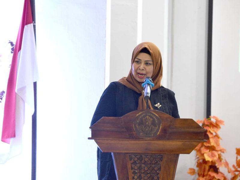 Bunda PAUD Provinsi Kepulauan Riau Hj. Dewi Kumalasari Ansar resmi membuka kegiatan Sinkronisasi Rencana Kerja Balai Penjaminan Mutu Pendidikan (BPMP) Kepri tentang Transisi PAUD-SD dengan Forum Komunikasi PAUD dan Pemangku Kepentingan lainnya di Aula Kantor BPMP Kepri, Bintan, Senin (19/6). Foto: Diskominfo Kepri
