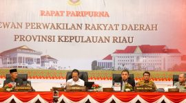 Sekretaris Daerah Provinsi Kepulauan Riau Adi Prihantara hadir mewakili Gubernur Kepulauan Riau H. Ansar Ahmad pada Rapat Paripurna dengan agenda Pendapat Akhir Fraksi-Fraksi DPRD Provinsi Kepri terhadap Rancangan Peraturan Daerah Laporan Pertanggungjawaban Pelaksanaan (LPP) Anggaran Pendapatan Belanja Daerah (APBD) Provinsi Kepri TA 2022 di Aula Wan Seri Beni Dompak, Tanjungpinang, Senin (19/6). Foto: Diskominfo Kepri 