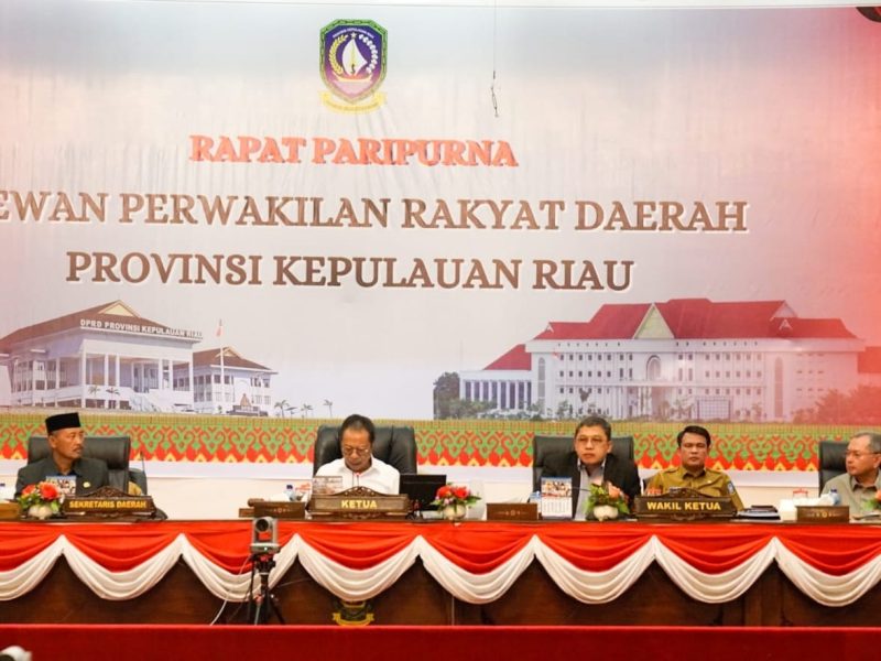 Sekretaris Daerah Provinsi Kepulauan Riau Adi Prihantara hadir mewakili Gubernur Kepulauan Riau H. Ansar Ahmad pada Rapat Paripurna dengan agenda Pendapat Akhir Fraksi-Fraksi DPRD Provinsi Kepri terhadap Rancangan Peraturan Daerah Laporan Pertanggungjawaban Pelaksanaan (LPP) Anggaran Pendapatan Belanja Daerah (APBD) Provinsi Kepri TA 2022 di Aula Wan Seri Beni Dompak, Tanjungpinang, Senin (19/6). Foto: Diskominfo Kepri 