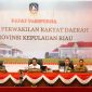 Sekretaris Daerah Provinsi Kepulauan Riau Adi Prihantara hadir mewakili Gubernur Kepulauan Riau H. Ansar Ahmad pada Rapat Paripurna dengan agenda Pendapat Akhir Fraksi-Fraksi DPRD Provinsi Kepri terhadap Rancangan Peraturan Daerah Laporan Pertanggungjawaban Pelaksanaan (LPP) Anggaran Pendapatan Belanja Daerah (APBD) Provinsi Kepri TA 2022 di Aula Wan Seri Beni Dompak, Tanjungpinang, Senin (19/6). Foto: Diskominfo Kepri 