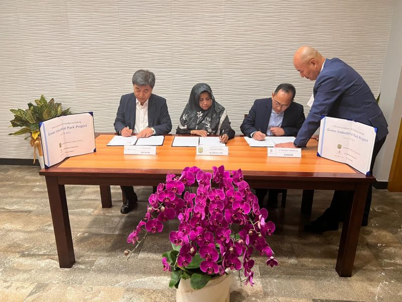 Wali Kota Tanjungpinang Hj. Rahma, S.IP, MM terus bergerak mendatangkan investasi ke Tanjungpinang. Dua investor Korea, Kim Jae Mu yang mewakili PT. BS Energy dan PT. Dredolf Indonesia yang diwakili oleh Gunawan, telah menyatakan kesanggupannya untuk berinvestasi membangun Green Industrial Park di Tanjungpinang. Foto: Diskominfo Tanjungpinang 