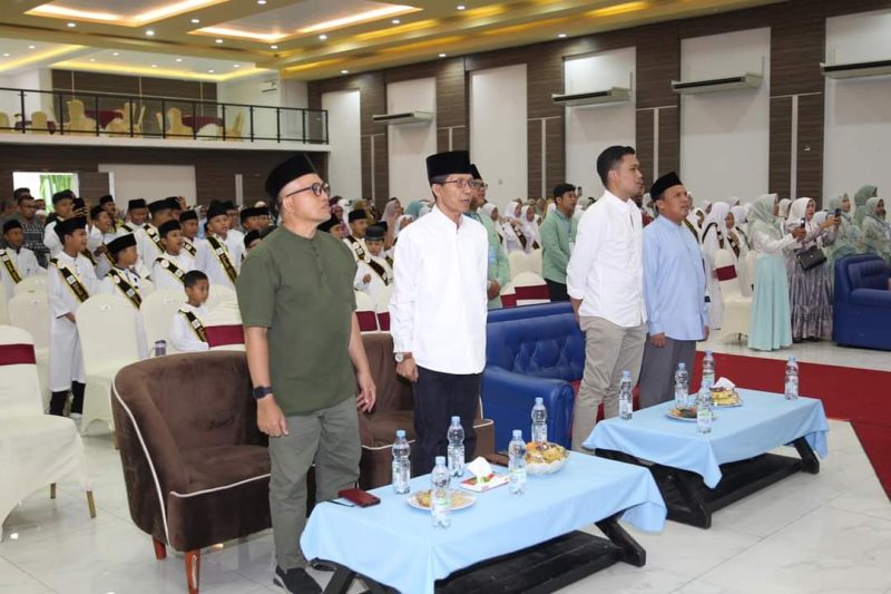Wakil Wali Kota Batam Amsakar Achmad acara Wisuda Akbar Tahfidz Al-Qur’an Santri Yayasan Pendidikan Islam Berkah Sukses Cendikia (BSC) Batam di Pena Hall Batam Kota, Selasa (20/6/2023). Foto: MC Batam 