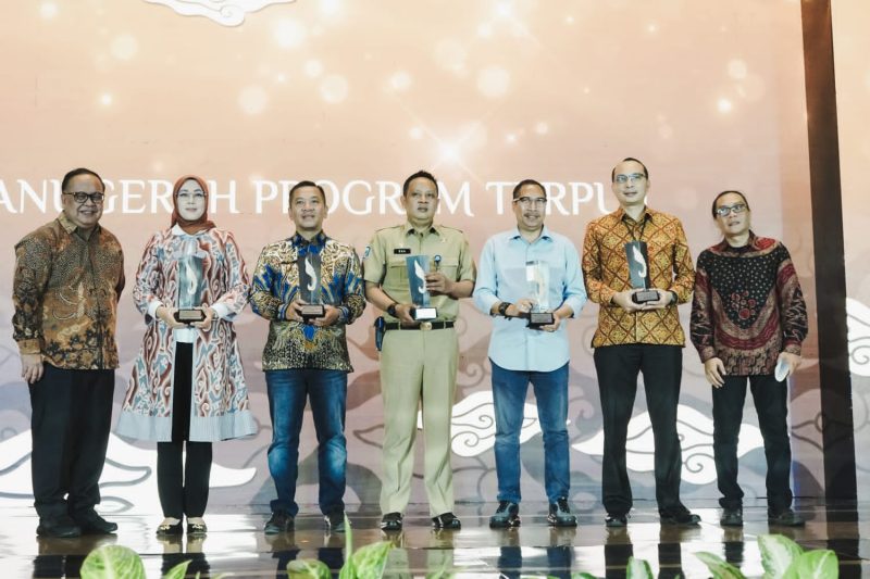 bank bjb menerima penghargaan Detik Jabar Awards 2023 sebagai salah satu institusi yang telah berkontribusi positif pada kemajuan Jawa Barat. Foto: bank bjb untuk INIKEPRI.COM 