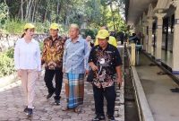 Cen Sui Lan saat meninjau progres pembangunan MCK di Pondok Pesantren (Ponpes) Al Kautsar Tanjungpinang. Foto: Istimewa 