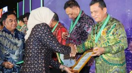 Gubernur Ansar Terima Penghargaan Pembina K3 oleh Menteri Ketenagakerjaan RI Dr. Hj. Ida Fauziyah, M.Si. Foto: Diskominfo Kepri 
