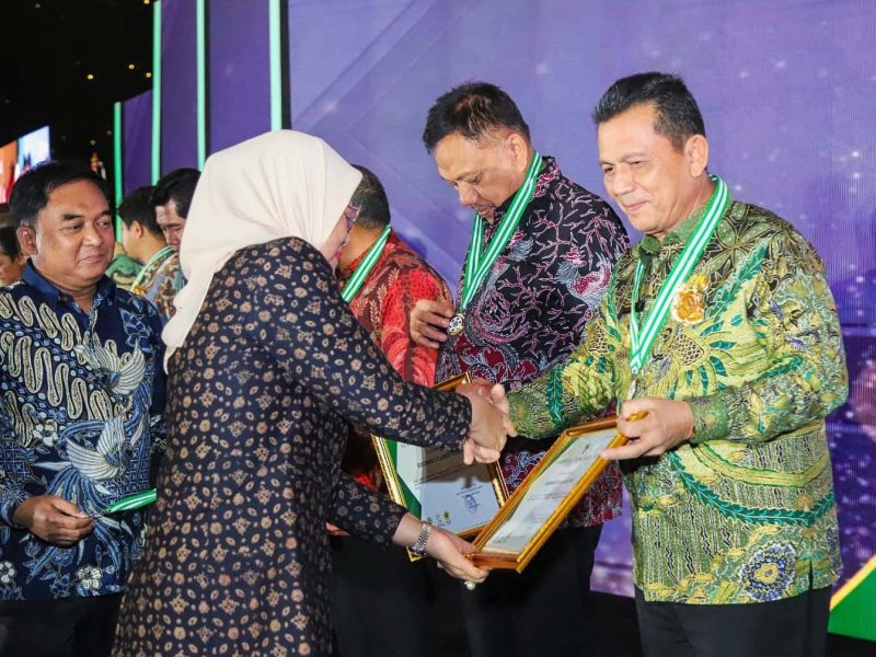 Gubernur Ansar Terima Penghargaan Pembina K3 oleh Menteri Ketenagakerjaan RI Dr. Hj. Ida Fauziyah, M.Si. Foto: Diskominfo Kepri 