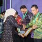 Gubernur Ansar Terima Penghargaan Pembina K3 oleh Menteri Ketenagakerjaan RI Dr. Hj. Ida Fauziyah, M.Si. Foto: Diskominfo Kepri 