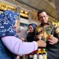 Gubernur Kepulauan Riau H. Ansar Ahmad membuka secara resmi pameran Expo Produk Koperasi Malaysia - Indonesia Tahun 2023, yang dilaksanakan di Atrium Pusat Perbelanjaan Nagoya Hill Kota Batam, Jum'at (23/6). Foto: Diskominfo Kepri 