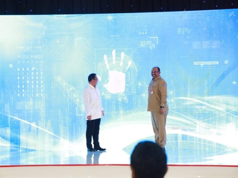 Mendagri M Tito Karnavian (kiri) dan didampingi Dirjen Bina Administrasi Kewilayahan Kemendagri Safrizal ZA (kanan) pada Kick Off Meeting Program Penguatan Pemerintahan dan Pembangunan Desa (P3PD) PIU 1D Frontline Service Delivery, Rakernas Camat dalam Mendukung Pelaksanaan Tahapan Pemilu-Pilkada 2024, dan Launching Gerakan Kecamatan Tangguh Bencana (Kencana) Tahun 2023 di Hotel Grand Sahid Jaya, Jakarta (23/6/2023). Foto: Ditjen Bina Adwil Kemendagri