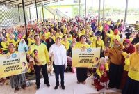 Anggota DPR RI dari Partai Golkar Dapil Kepulauan Riau Cen Sui Lan membagikan beasiswa PIP ke ribuan pelajar di Kota Batam. Foto: Istimewa 