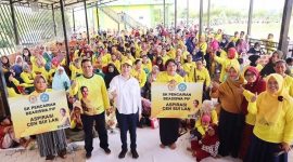 Anggota DPR RI dari Partai Golkar Dapil Kepulauan Riau Cen Sui Lan membagikan beasiswa PIP ke ribuan pelajar di Kota Batam. Foto: Istimewa 