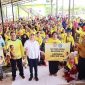 Anggota DPR RI dari Partai Golkar Dapil Kepulauan Riau Cen Sui Lan membagikan beasiswa PIP ke ribuan pelajar di Kota Batam. Foto: Istimewa 