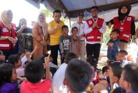 Gubernur Kepulauan Riau H. Ansar Ahmad turun langsung ke Pulau Kasu, Batam, pada Minggu (25/6), untuk meninjau langsung dan memberikan bantuan kepada korban puting beliung yang melanda pulau tersebut. Foto: Diskominfo Kepri 