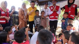 Gubernur Kepulauan Riau H. Ansar Ahmad turun langsung ke Pulau Kasu, Batam, pada Minggu (25/6), untuk meninjau langsung dan memberikan bantuan kepada korban puting beliung yang melanda pulau tersebut. Foto: Diskominfo Kepri 