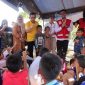 Gubernur Kepulauan Riau H. Ansar Ahmad turun langsung ke Pulau Kasu, Batam, pada Minggu (25/6), untuk meninjau langsung dan memberikan bantuan kepada korban puting beliung yang melanda pulau tersebut. Foto: Diskominfo Kepri 
