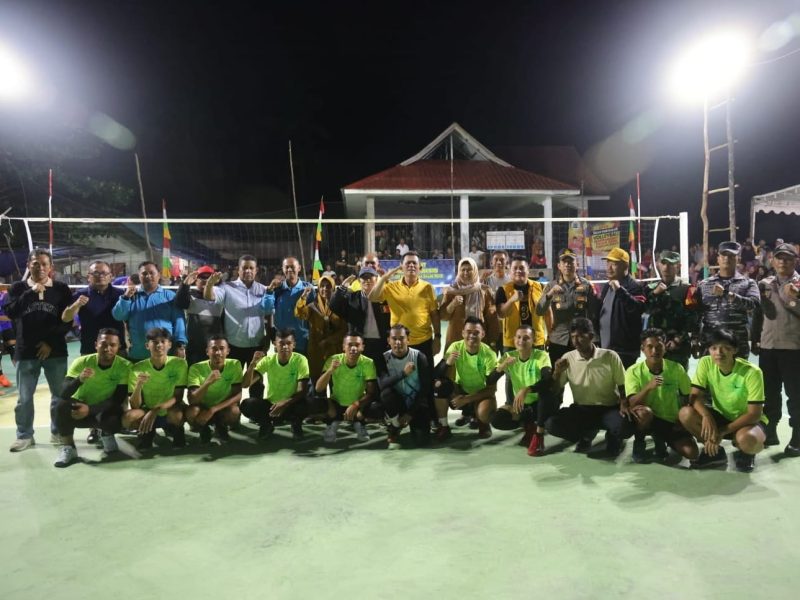 Gubernur Kepulauan Riau H. Ansar Ahmad berkunjung ke Kabupaten Lingga untuk menutup Turnamen Bola Voli Masyarakat Tajur Biru di Desa Tajur Biru, Lingga, pada Minggu (25/6). Foto: Diskominfo Tanjungpinang