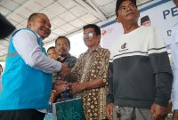 PT PLN Batam berkolaborasi dengan Pemerintah Kota Batam menyalurkan 1.176 bantuan sembako kepada masyarakat nelayan tradisional yang tergabung dalam Kelompok Usaha Bersama (KUB) Kota Batam pada Alun-Alun Engku Putri, pada Senin (26/6). Foto: PLN Batam untuk INIKEPRI.COM 