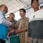 PT PLN Batam berkolaborasi dengan Pemerintah Kota Batam menyalurkan 1.176 bantuan sembako kepada masyarakat nelayan tradisional yang tergabung dalam Kelompok Usaha Bersama (KUB) Kota Batam pada Alun-Alun Engku Putri, pada Senin (26/6). Foto: PLN Batam untuk INIKEPRI.COM 