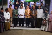 Cen Sui Lan berfoto dengan pejabat Kemenag Kepri dan Kemenag Bintan bersama para pimpinan Ponpes Kota Tanjungpinang dan Kabupaten Bintan di Ponpes Al Kautsar Tanjungpinang pada acara silaturahmi sekaligus perpisahan santri kelas 9, Sabtu (24/6/2023) malam. Foto: Istimewa 