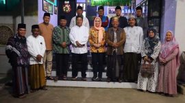 Cen Sui Lan berfoto dengan pejabat Kemenag Kepri dan Kemenag Bintan bersama para pimpinan Ponpes Kota Tanjungpinang dan Kabupaten Bintan di Ponpes Al Kautsar Tanjungpinang pada acara silaturahmi sekaligus perpisahan santri kelas 9, Sabtu (24/6/2023) malam. Foto: Istimewa 