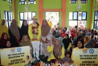 Cen Sui Lan Anggota DPR RI Fraksi Golkar Dapil Kepri berfoto bersama orang tua dan wali murid penerima bantuan beasiswa PIP dari dana aspirasi Cen Sui Lan di wilayah Kota Batam, Senin (26/6/2023). Foto: Istimewa 