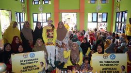 Cen Sui Lan Anggota DPR RI Fraksi Golkar Dapil Kepri berfoto bersama orang tua dan wali murid penerima bantuan beasiswa PIP dari dana aspirasi Cen Sui Lan di wilayah Kota Batam, Senin (26/6/2023). Foto: Istimewa 